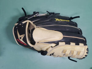 棒球投手手套被禁止使用