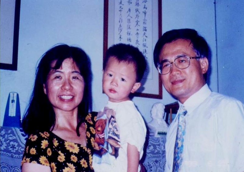 （罹患多次肺炎經過中藥食療改善後，江文章教授50歲時的照片，1999 年）